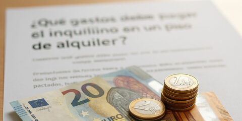 magen de euros y contrato de alquiler que representa los gastos que debe pagar el inquilino.